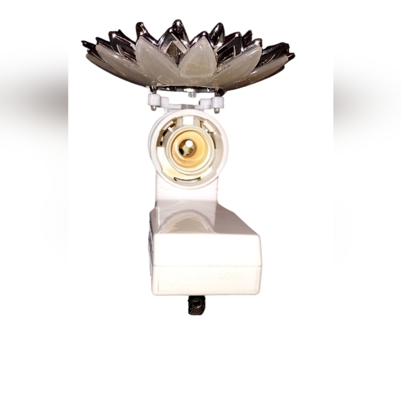 Bath & Body Works silver flower Wallflower Plug & Light - Picture 4 of 5